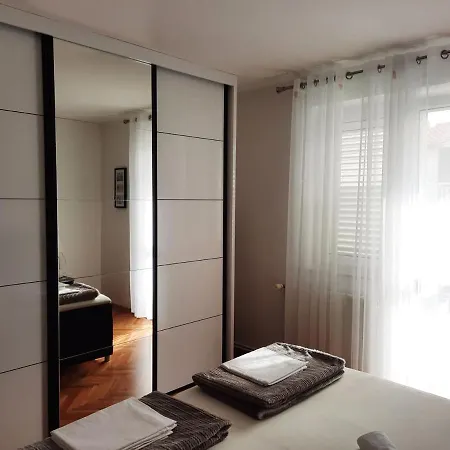 Rose Loboja Pensionat Makarska